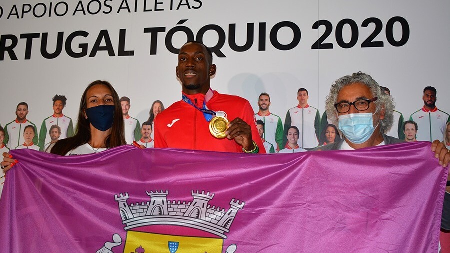 Pedro Pichardo recebido por comitiva de Palmela no aeroporto 