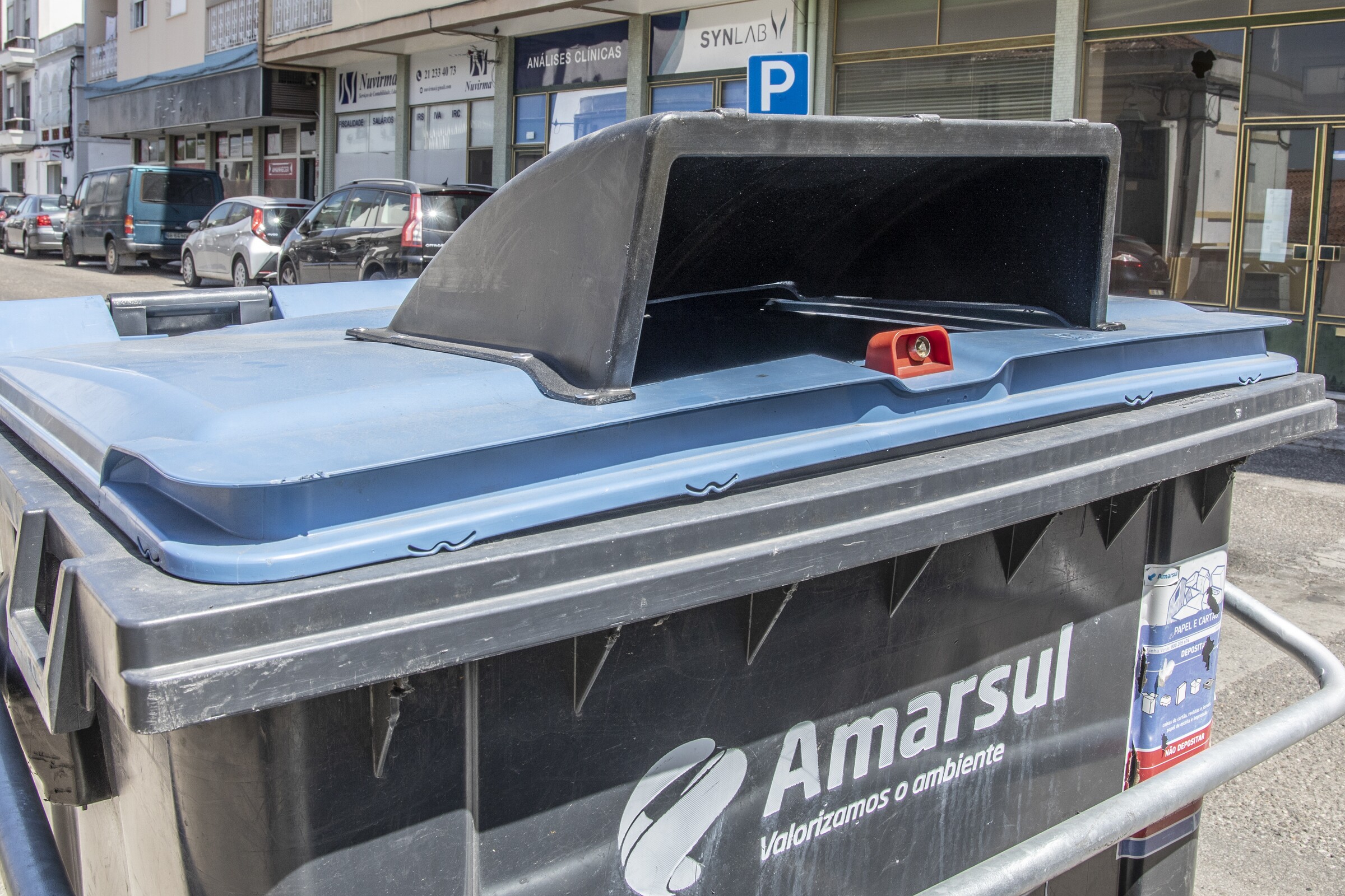 Contentores azuis da Amarsul com novas aberturas  Colabore! Desmanche as caixas e coloque-as no c...