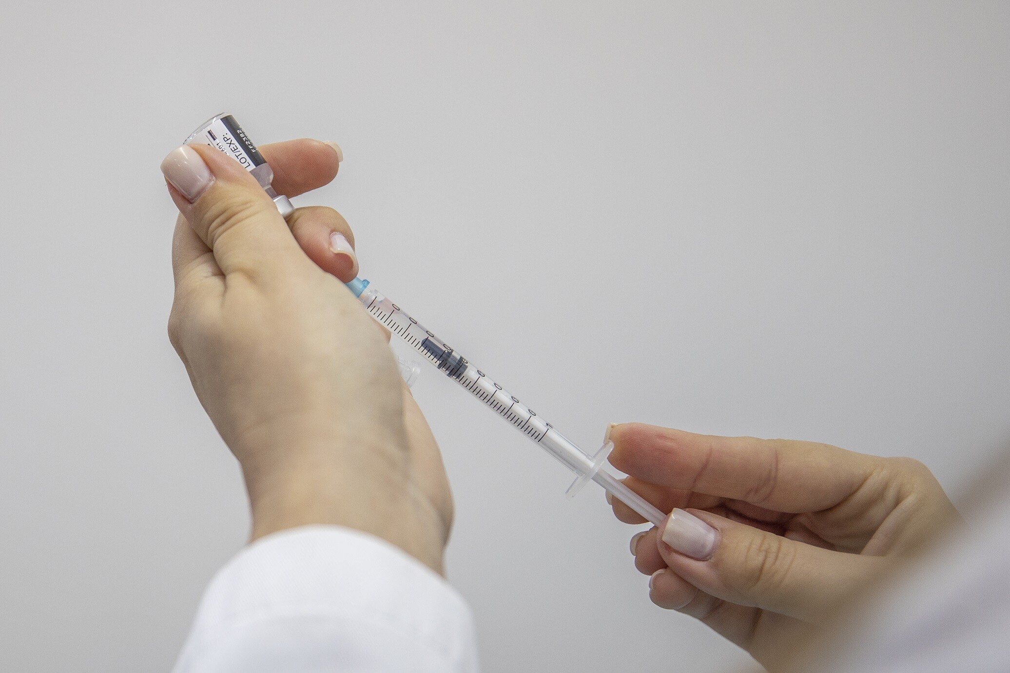 Vacina contra a gripe disponível para maiores de 60 nas farmácias aderentes 
