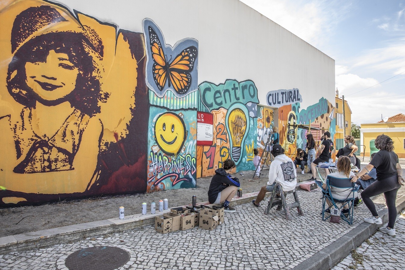 Centro Cultural de Poceirão ganha mural de graffiti comunitário