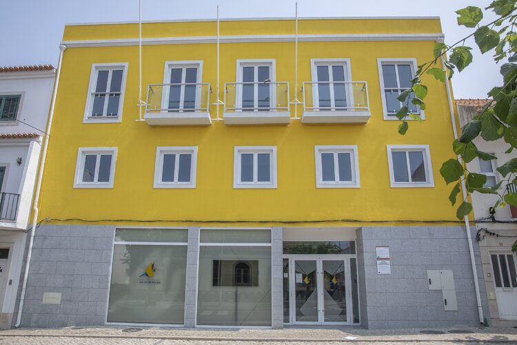 fachada centro comunit&aacute;rio &aacute;guas de moura - biblioteca